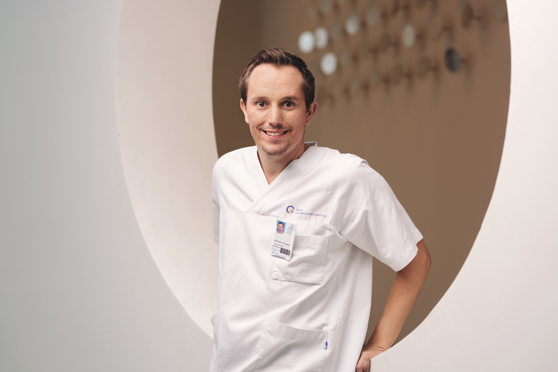 En mann iført hvit skjorte