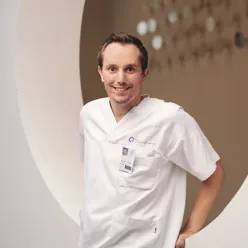 En mann iført hvit skjorte