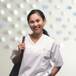 En person med et stetoskop rundt halsen