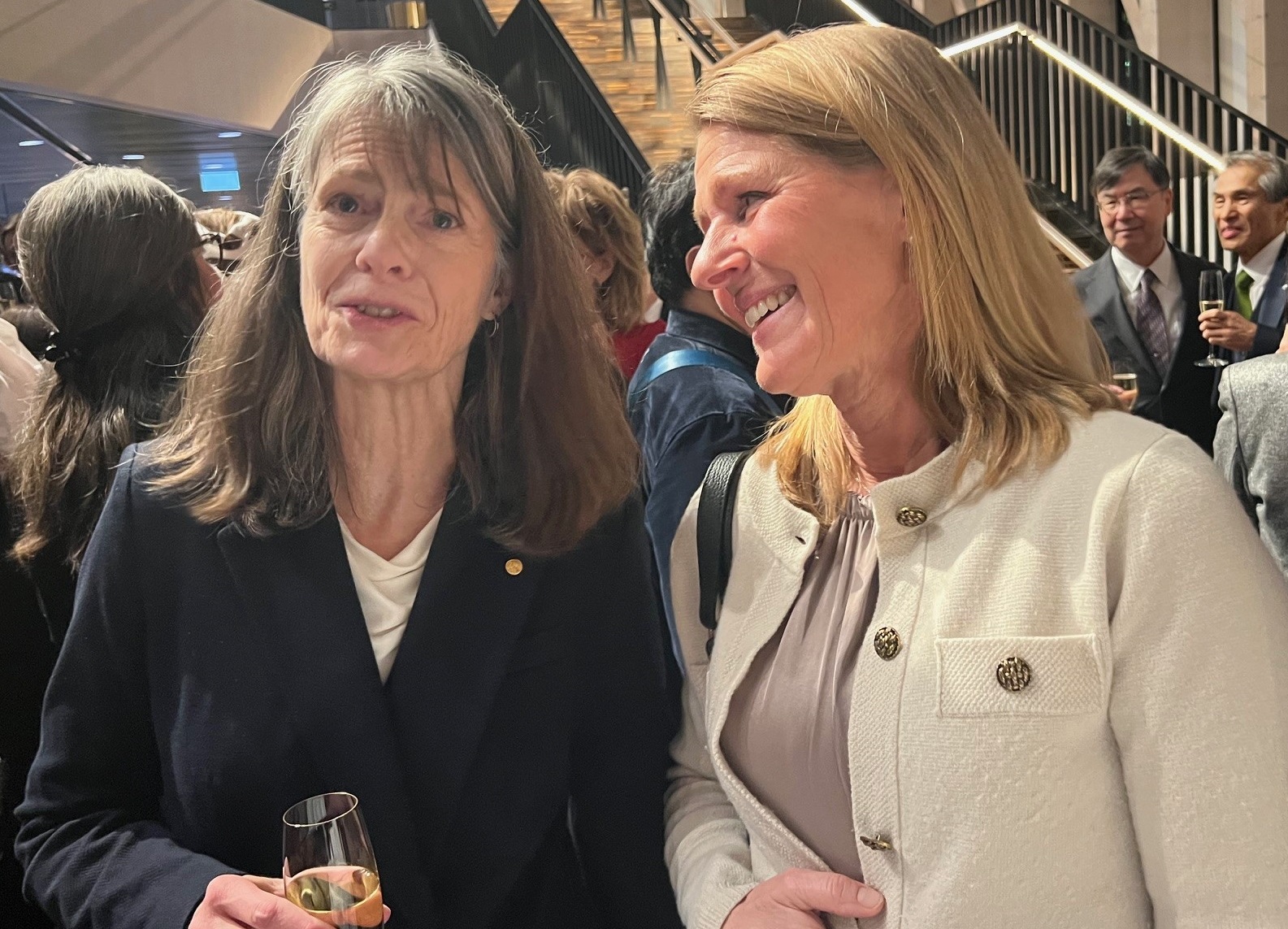 Professor Brunkow og professor Haugaa i dialog under Nobelprisutdelingen