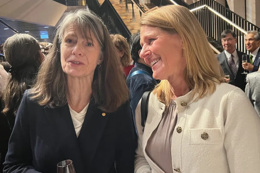 Professor Brunkow og professor Haugaa i dialog under Nobelprisutdelingen