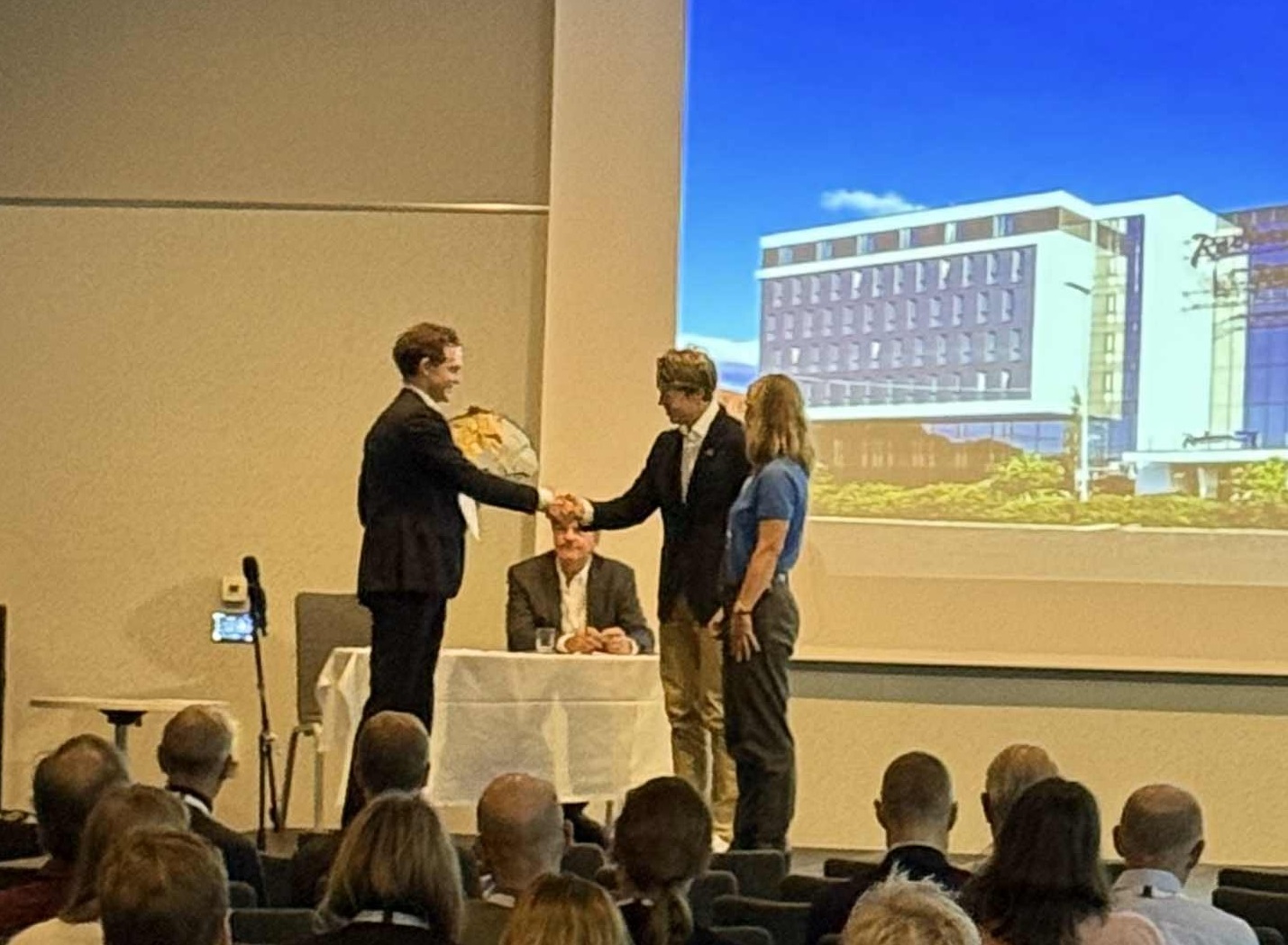 Bendik overrekkes prisen for beste abstrakt av professor Myhre og leder av NCS, Dr. Angel.