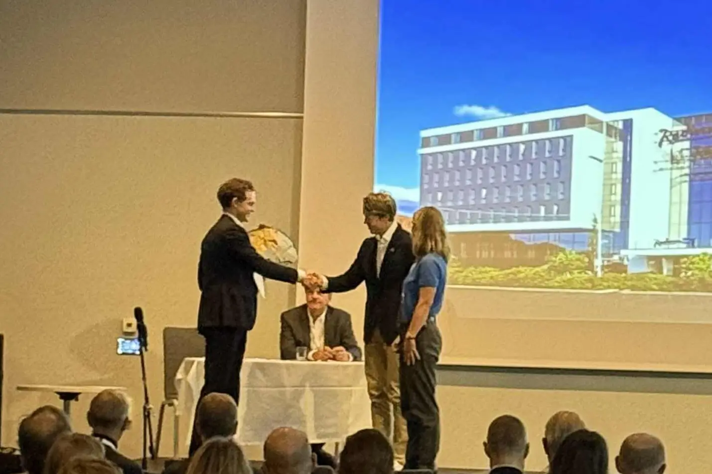 Bendik overrekkes prisen for beste abstrakt av professor Myhre og leder av NCS, Dr. Angel.