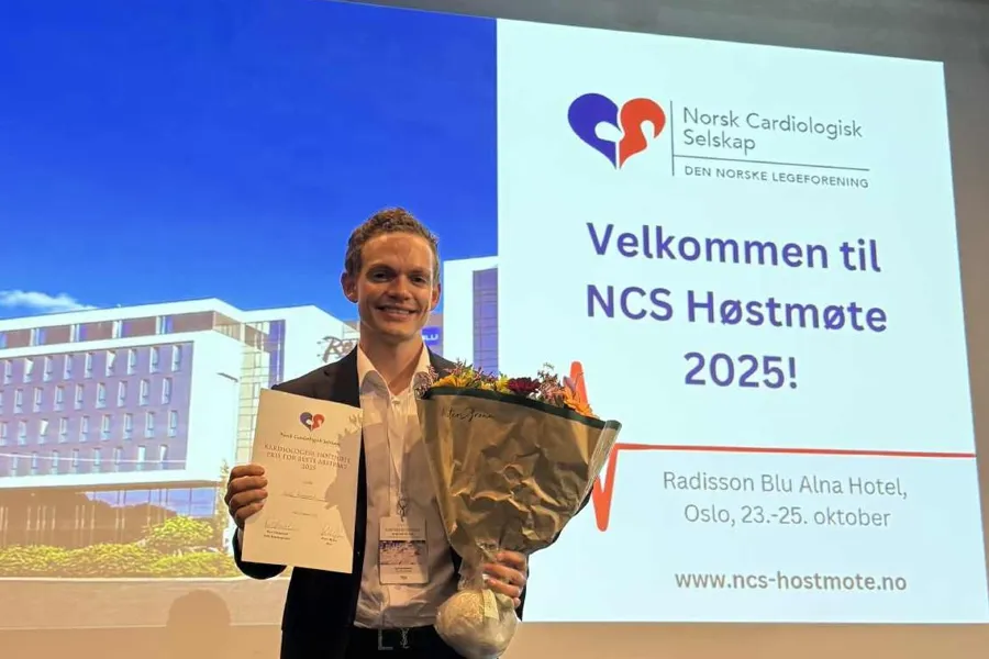 Bendik poserer på scenen med pris for beste abstrakt