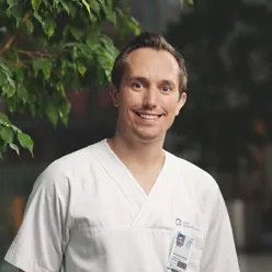 En mann iført hvit skjorte