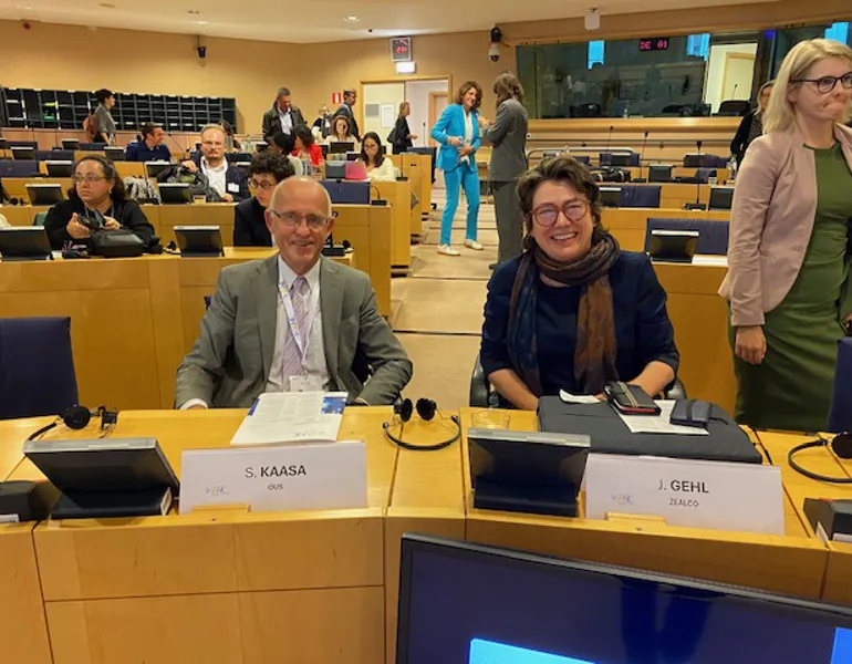 En gruppe personer i et møte