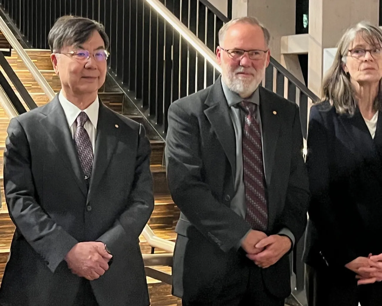 Nobelprisvinnerne i medisin poserer foran kamera