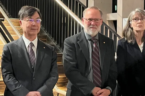 Nobelprisvinnerne i medisin poserer foran kamera