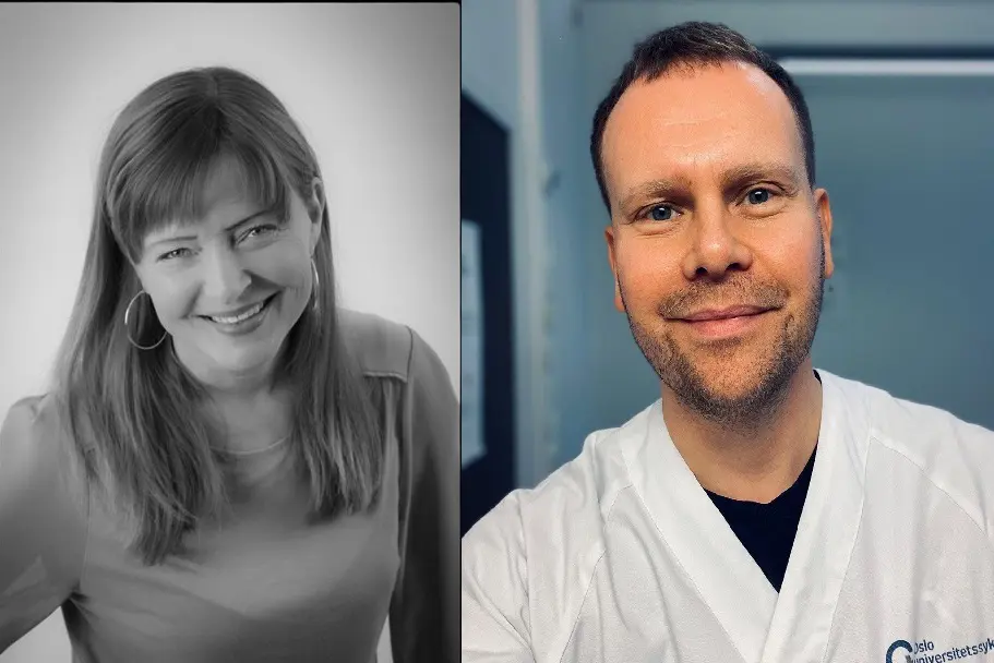 En mann og en kvinne som smiler