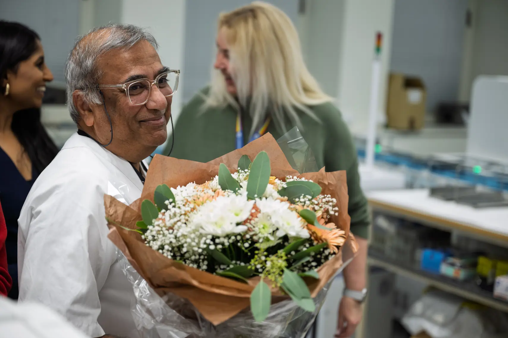 Mann som holder blomsterbukett