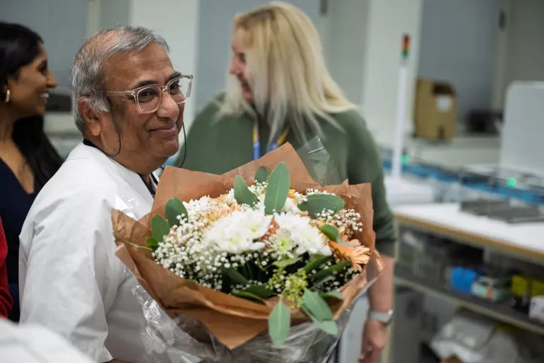 Mann som holder blomsterbukett