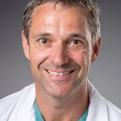 Et nærbilde av en mann som smiler