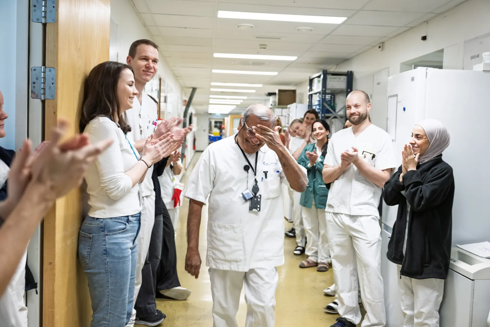 En gruppe mennesker i et rom