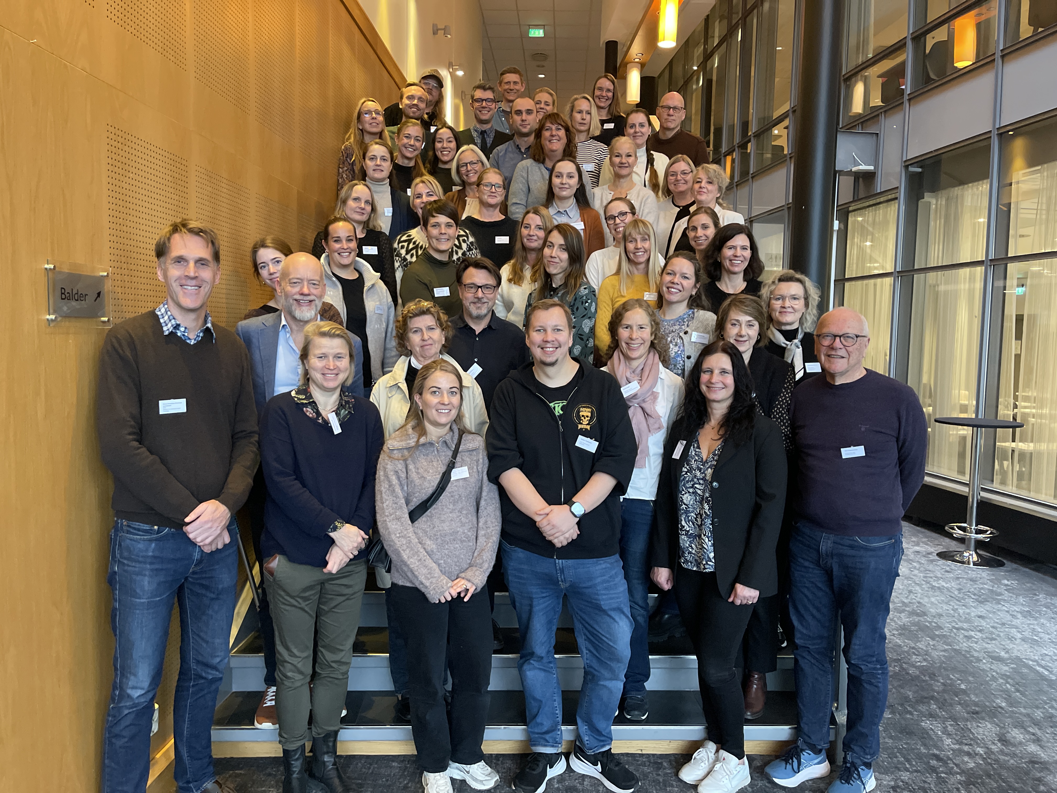 En gruppe mennesker som poserer for et bilde