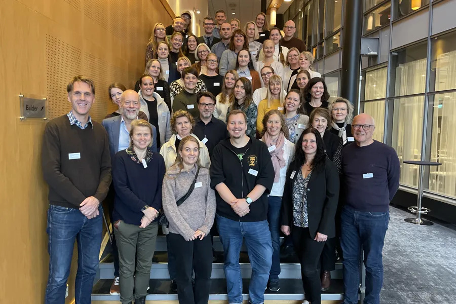 En gruppe mennesker som poserer for et bilde