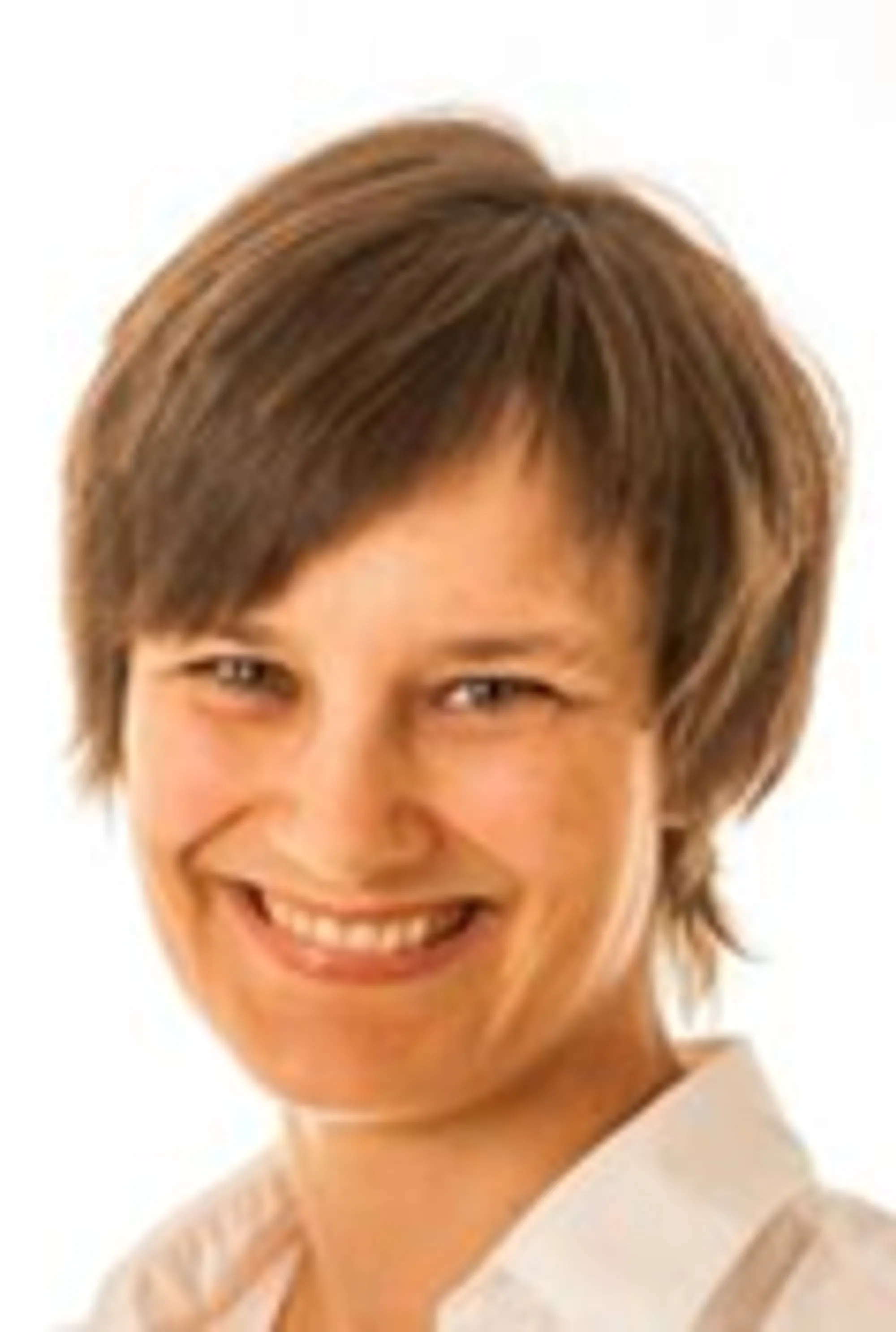 Et nærbilde av en smilende person