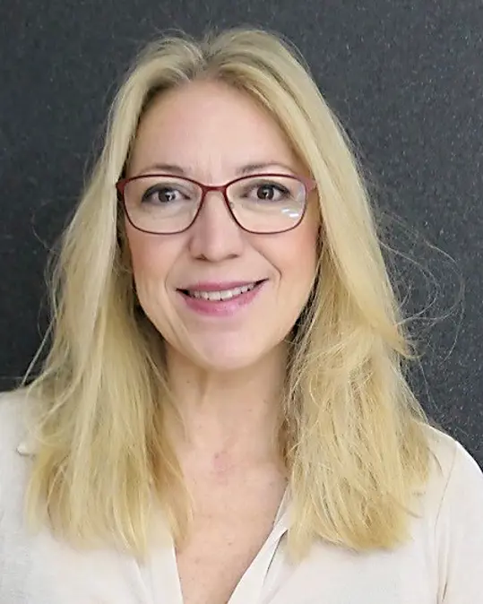 En kvinne med blondt hår