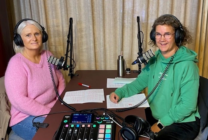 Bilde av Svandhild og Marit under innspillingen av podkasten.