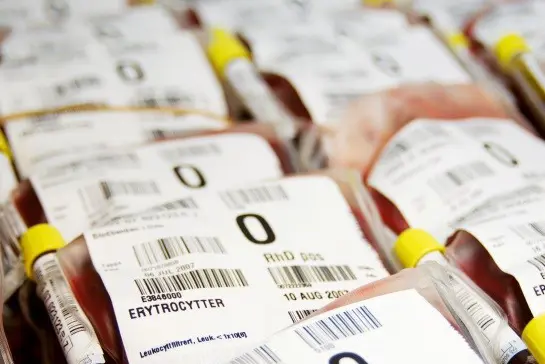 Et nærbilde av noen papirer