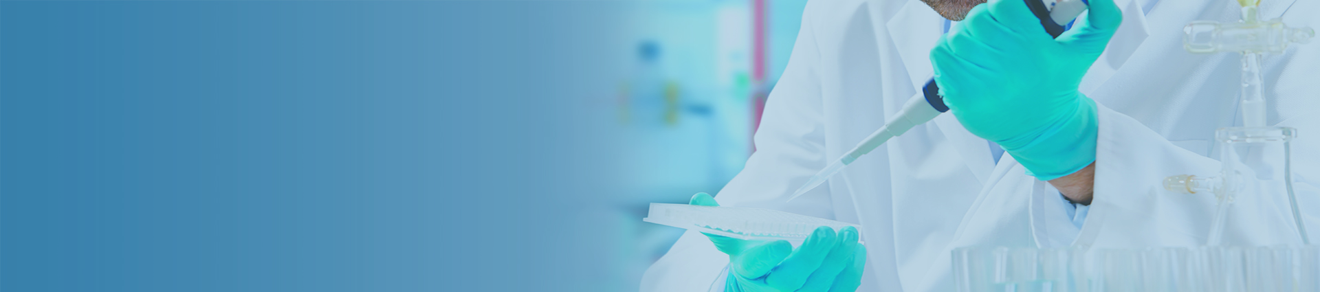 En person som har på seg maske og hansker