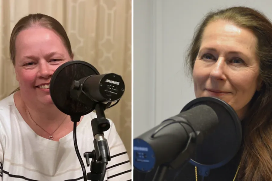 En person som ser på en person