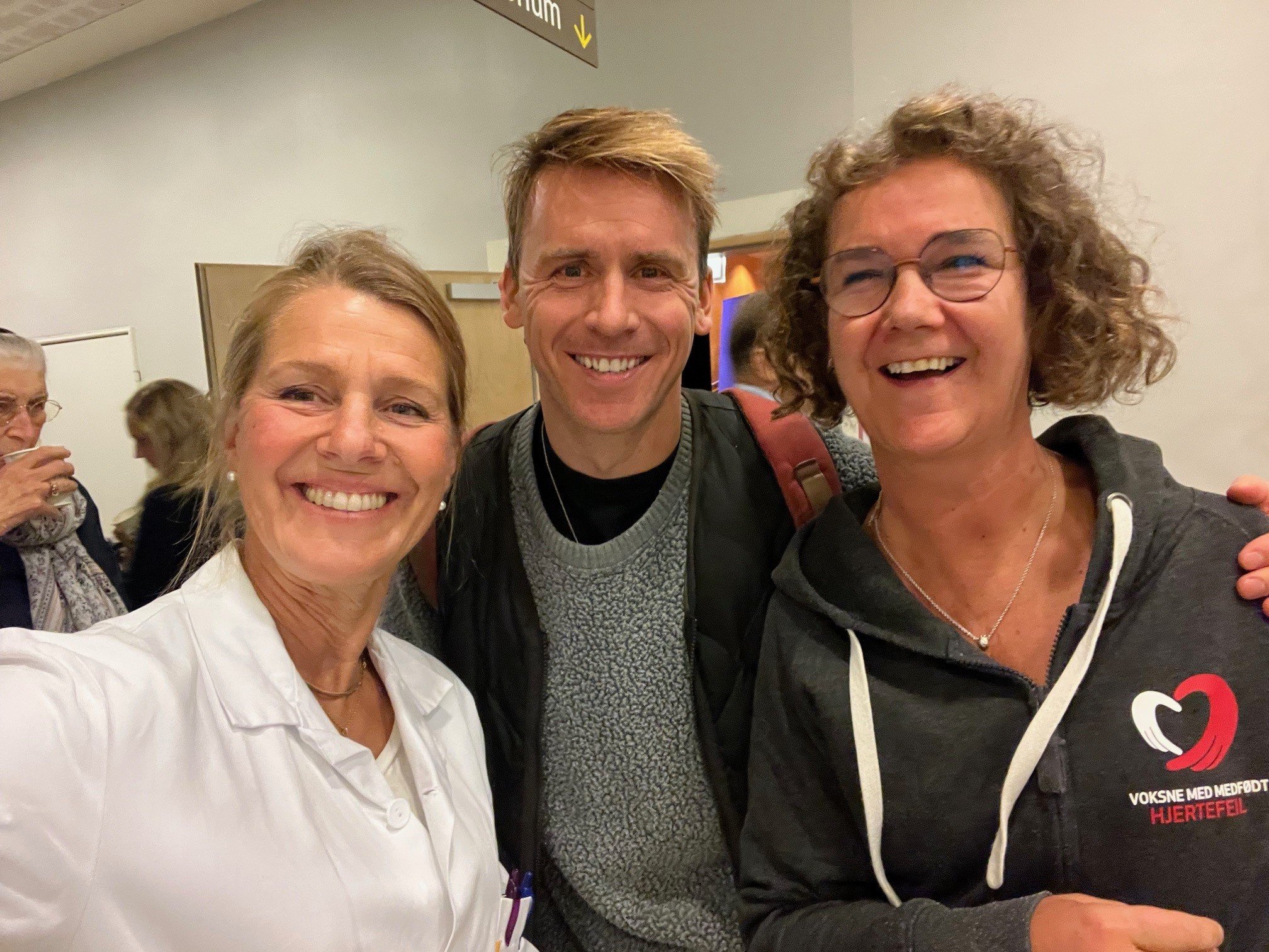 En gruppe mennesker som poserer for et bilde