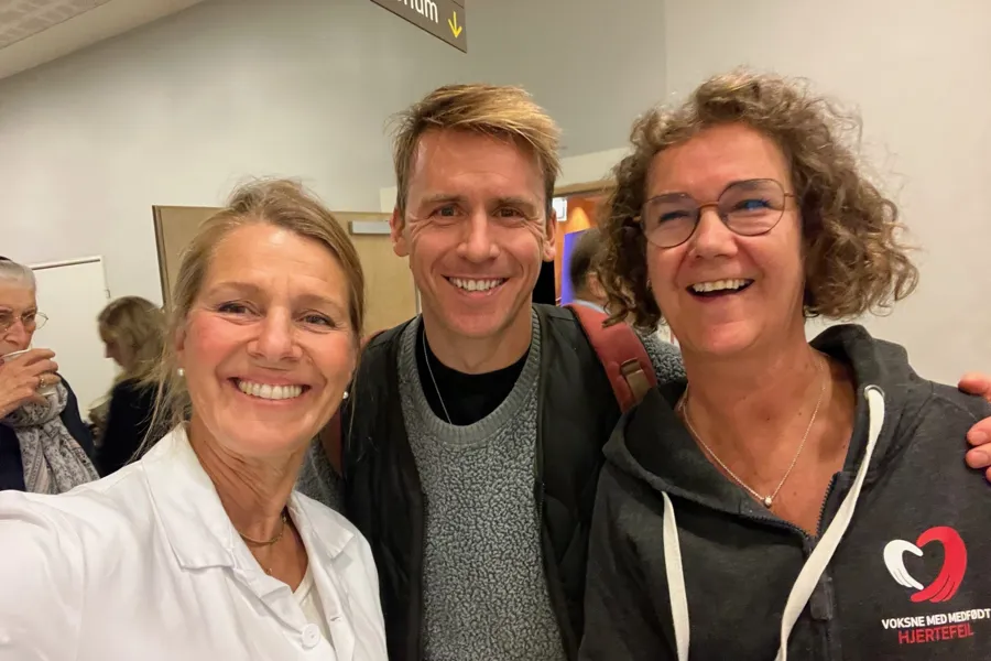 En gruppe mennesker som poserer for et bilde