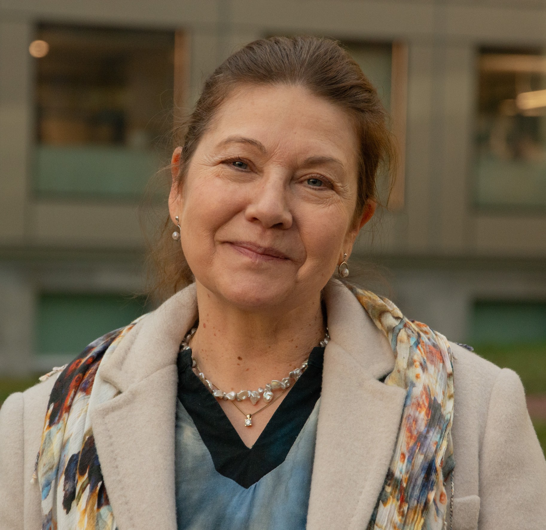 En person med skjerf rundt halsen