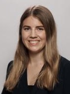 En kvinne med langt hår som smiler