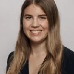 En kvinne med langt hår som smiler