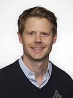 En person som smiler til kameraet