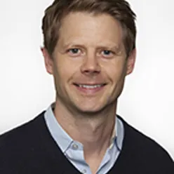 En person som smiler til kameraet