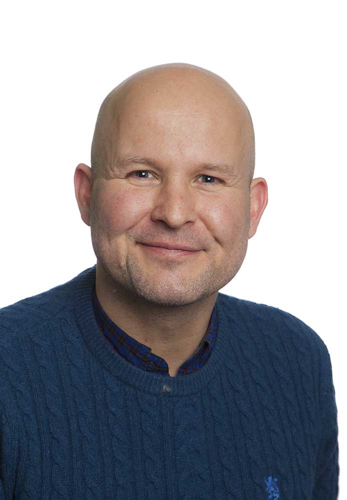 En skallet mann i svart skjorte