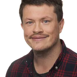 En mann som smiler til kameraet