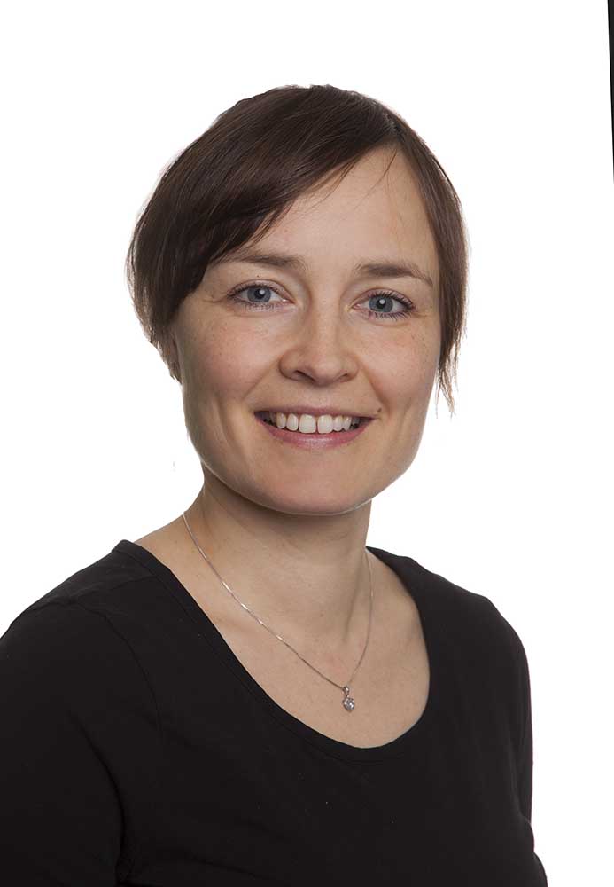 Et nærbilde av en kvinne som smiler