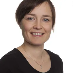 Et nærbilde av en kvinne som smiler