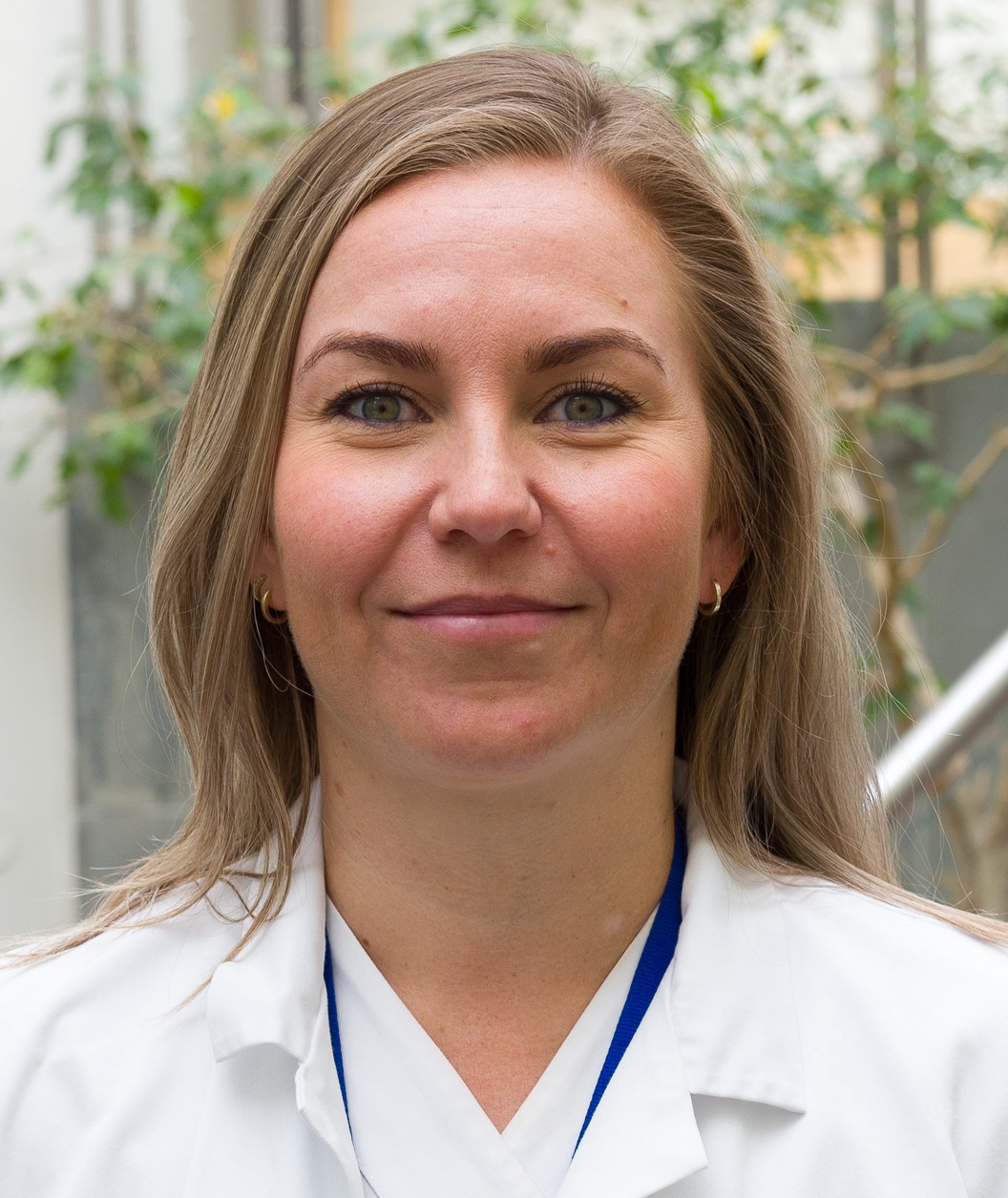 En kvinne med hvit skjorte