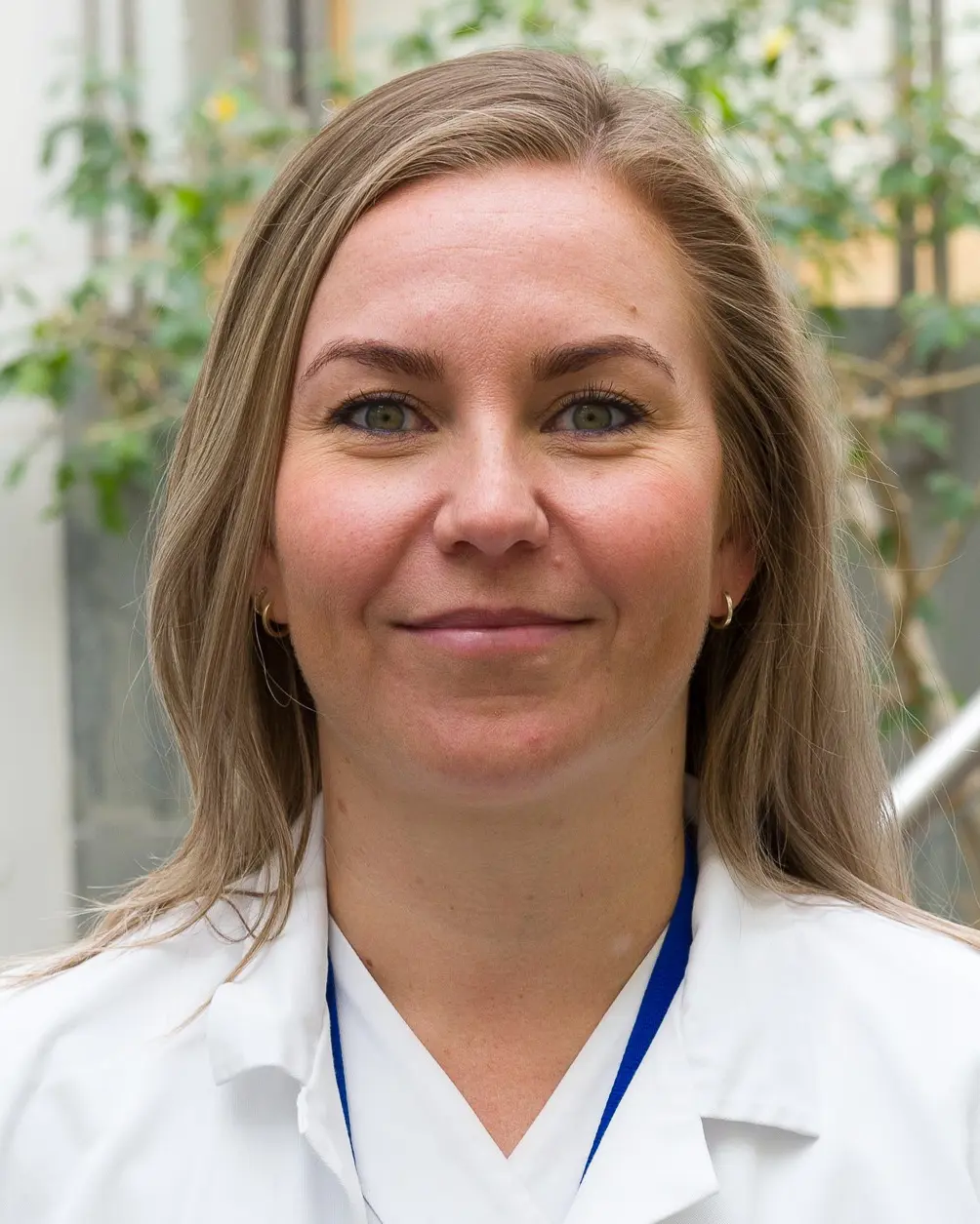 En kvinne med hvit skjorte