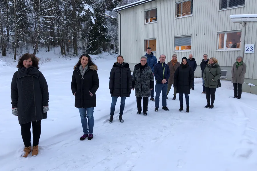 En gruppe mennesker som står i snøen