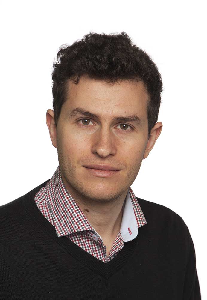 En mann i svart skjorte