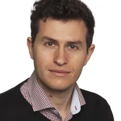 En mann i svart skjorte