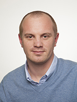 En mann i blå skjorte