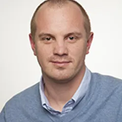 En mann i blå skjorte