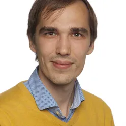 En mann iført gul skjorte