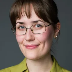 En person med briller