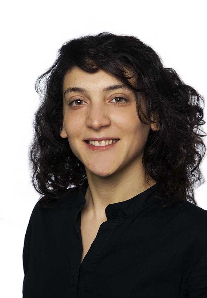 Et nærbilde av en person som smiler