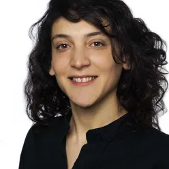 Et nærbilde av en person som smiler