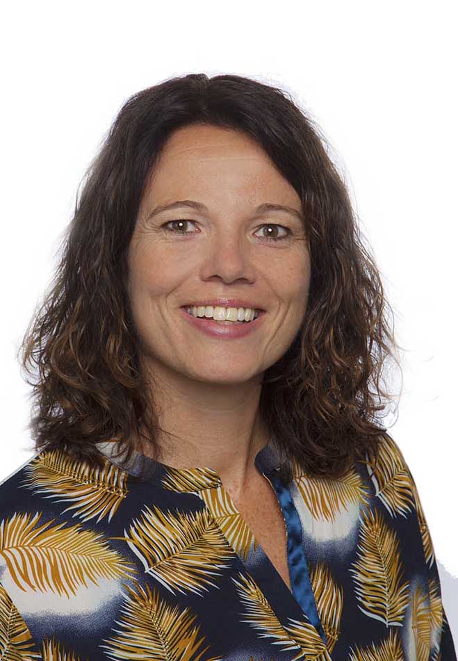 Et nærbilde av en person som smiler