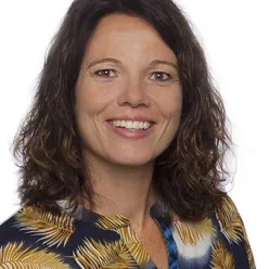 Et nærbilde av en person som smiler