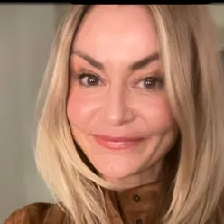 En kvinne som tar en selfie